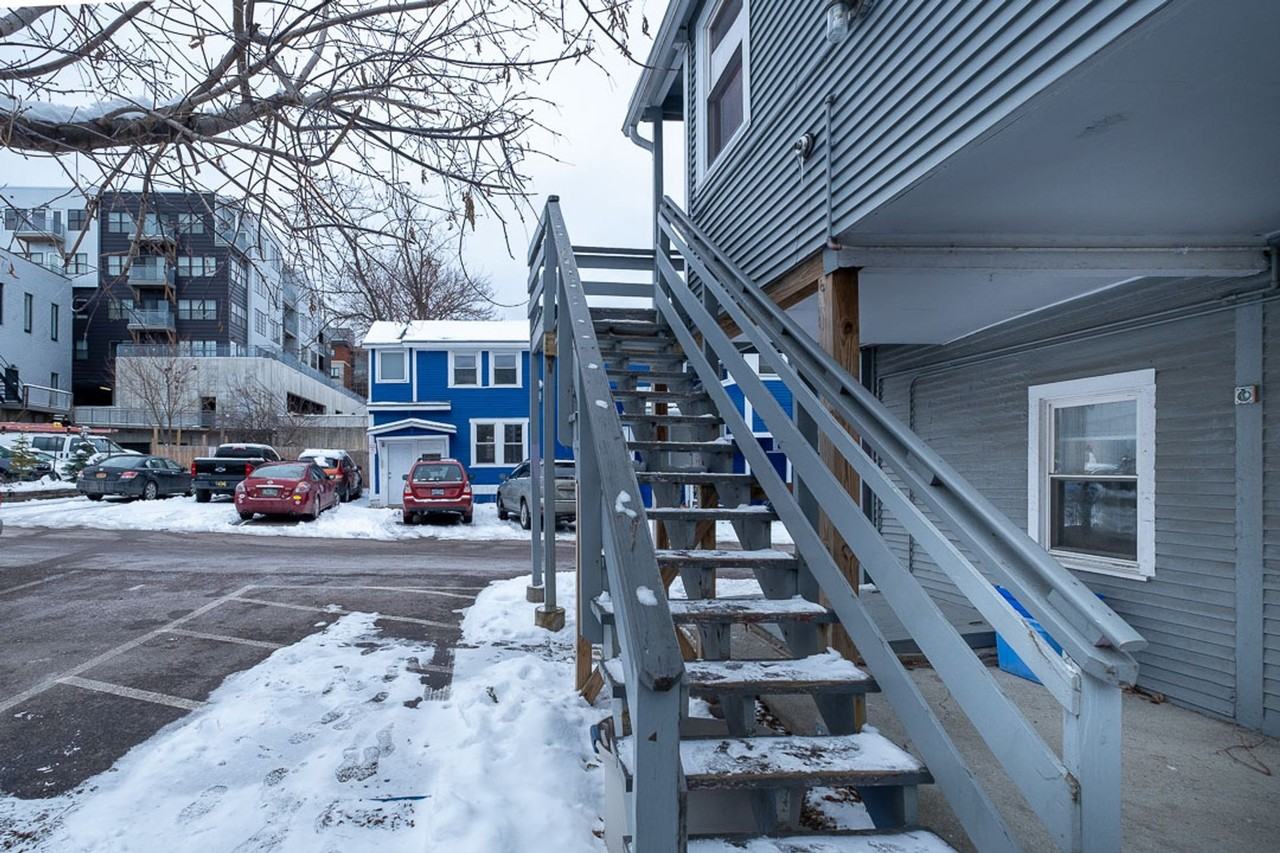 One-Bedroom Downtown Burlington Apartments Near UVM & Champlain College (116 Maple St) - Photo 3 of 23