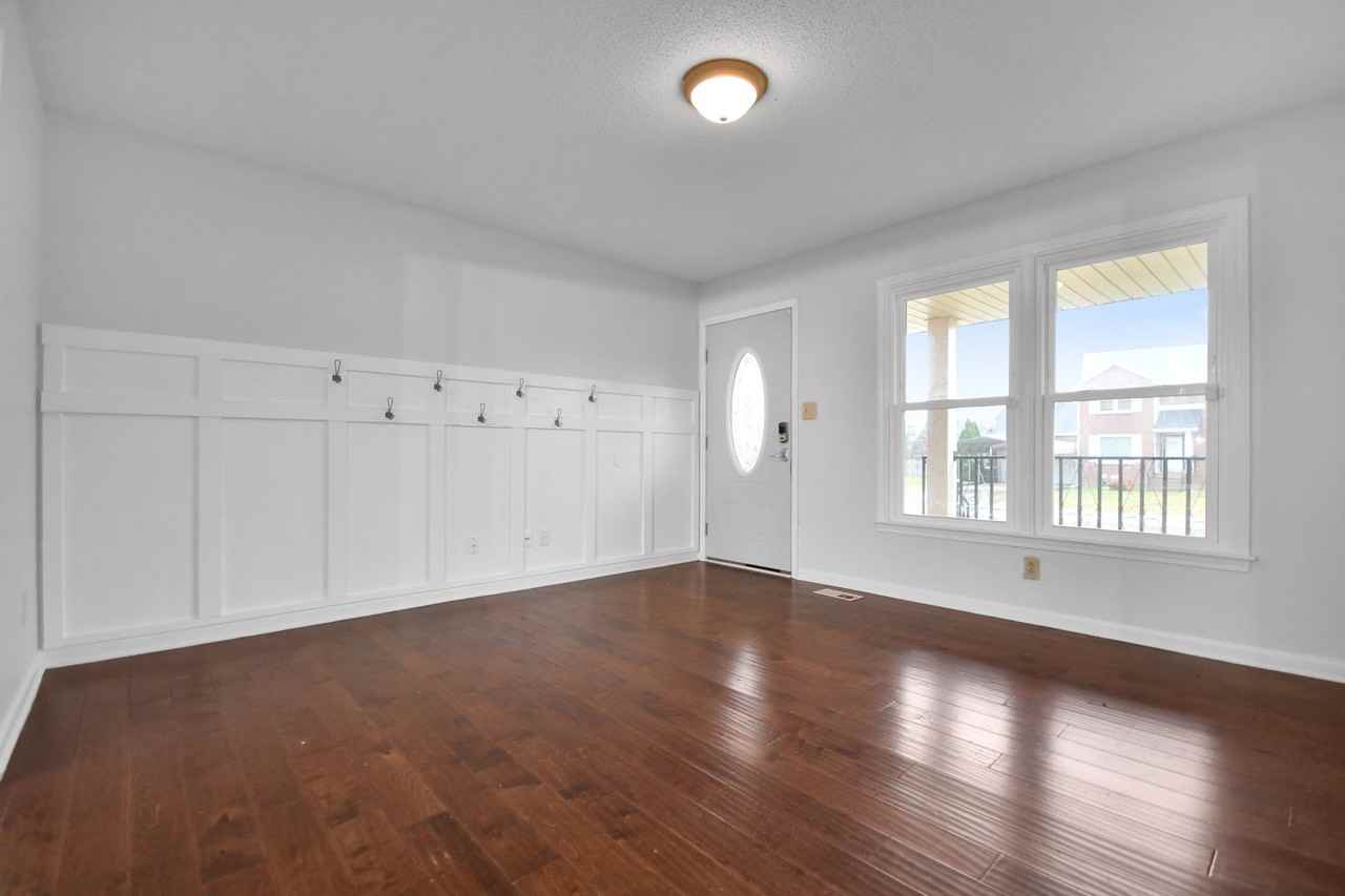 912 Tudor Ln - Photo 2 of 26