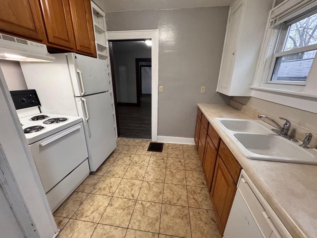 412 Taylor Ave - Photo 7 of 14