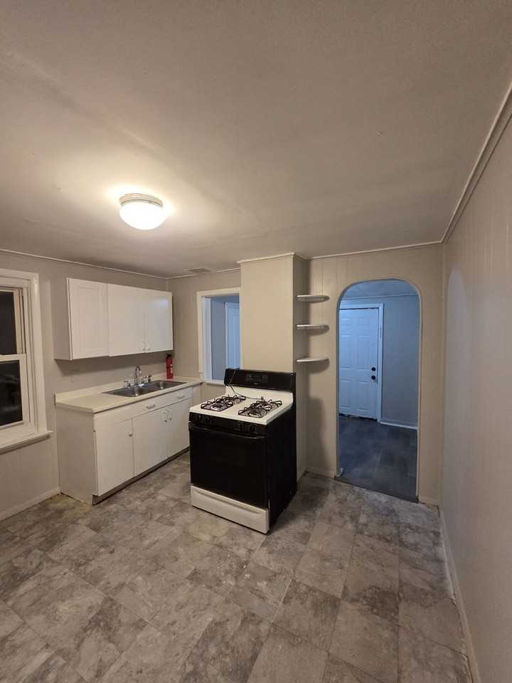 220 Furman Street - Photo 5 of 12