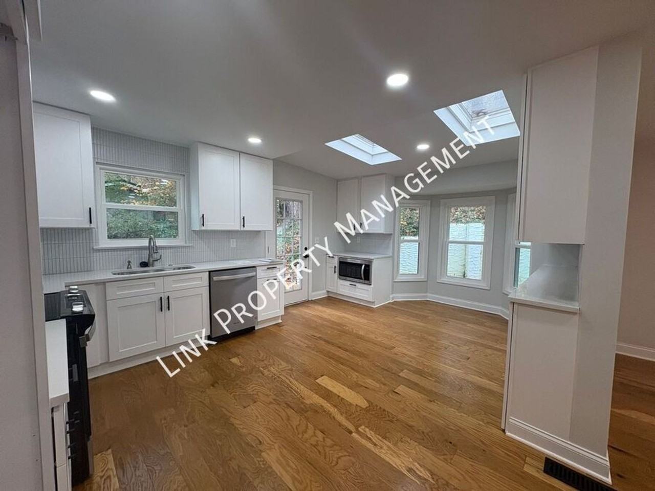 3235 Haywood Ave - Photo 5 of 50