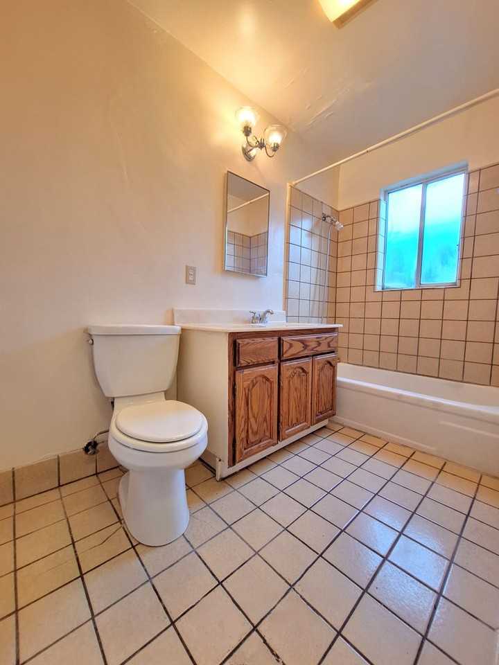 565 S 11th St #1 - Photo 4 of 19