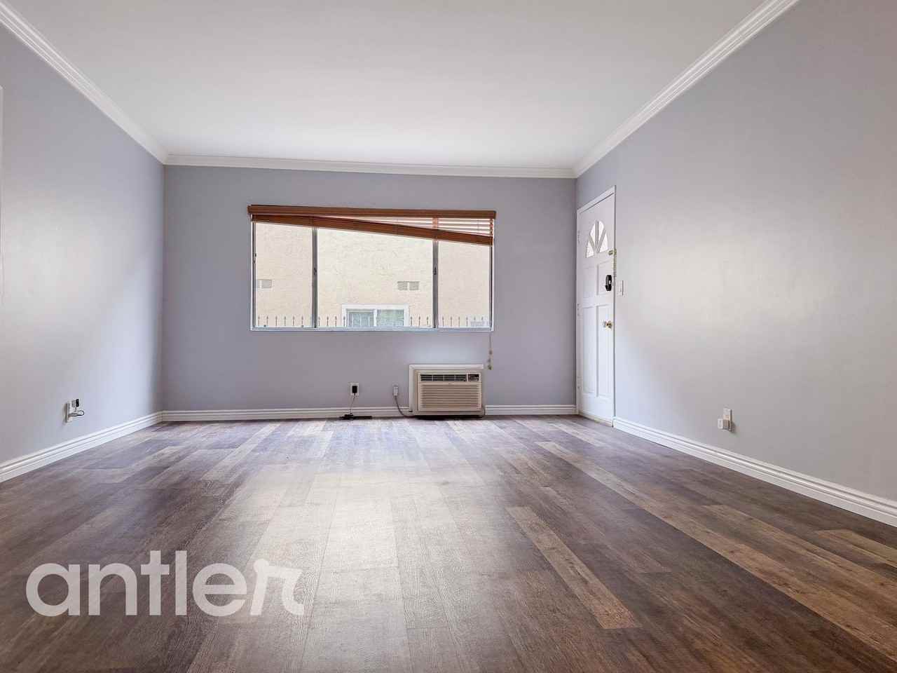 Dickens - Photo 3 of 50