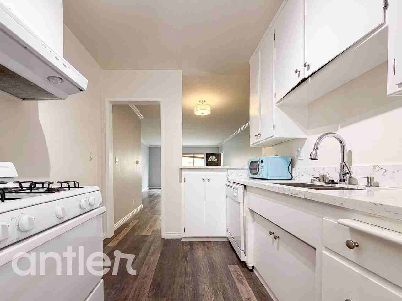 Dickens - Photo 4 of 50