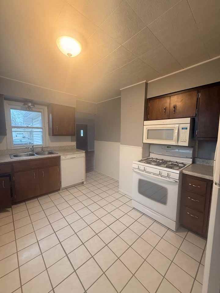 240 Grand Avenue - Photo 7 of 11