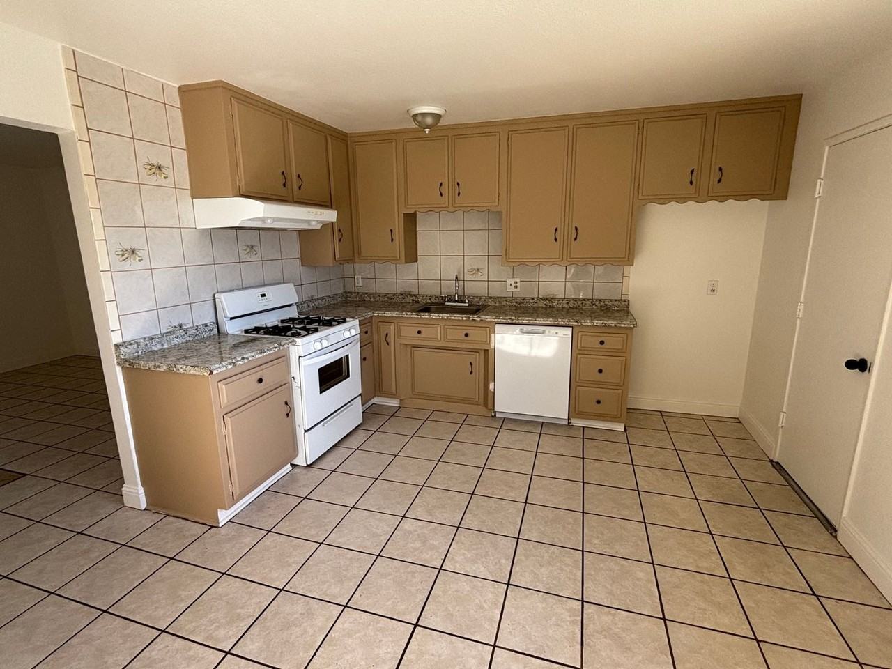 1125 West Tunnell Street - Photo 5 of 12