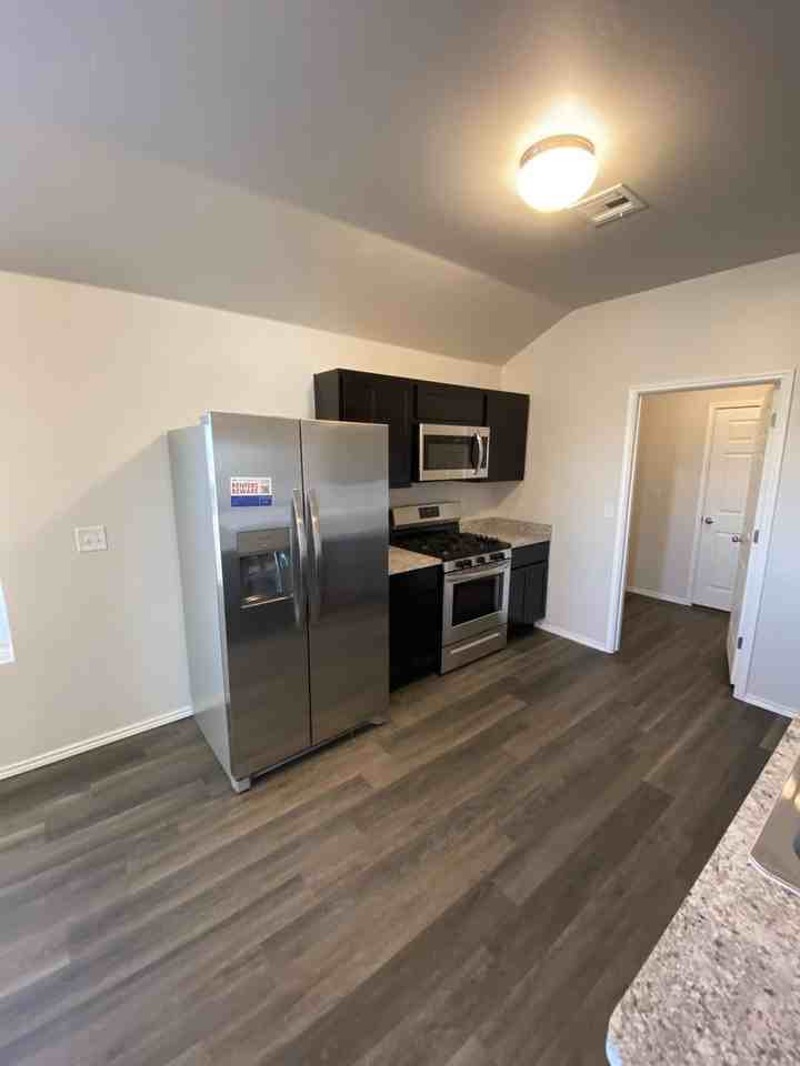 11708 Nw 96th St - Photo 7 of 21