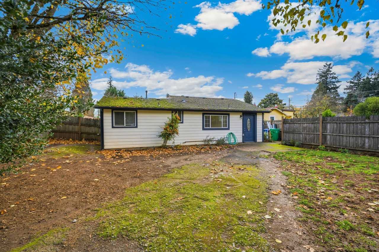 6830 Se 50th Ave - Photo 2 of 27