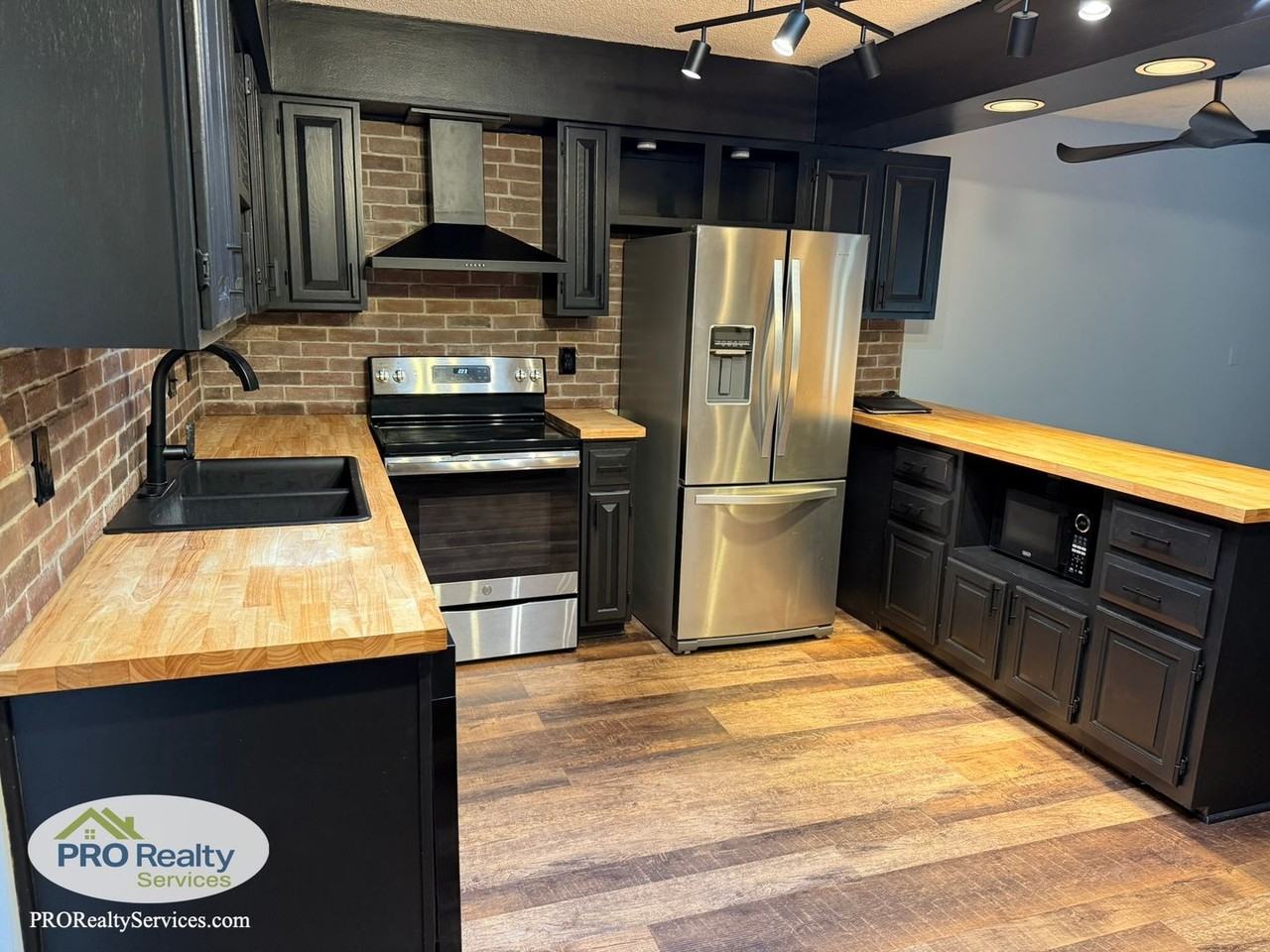 860 Monterey Dr - Photo 3 of 28