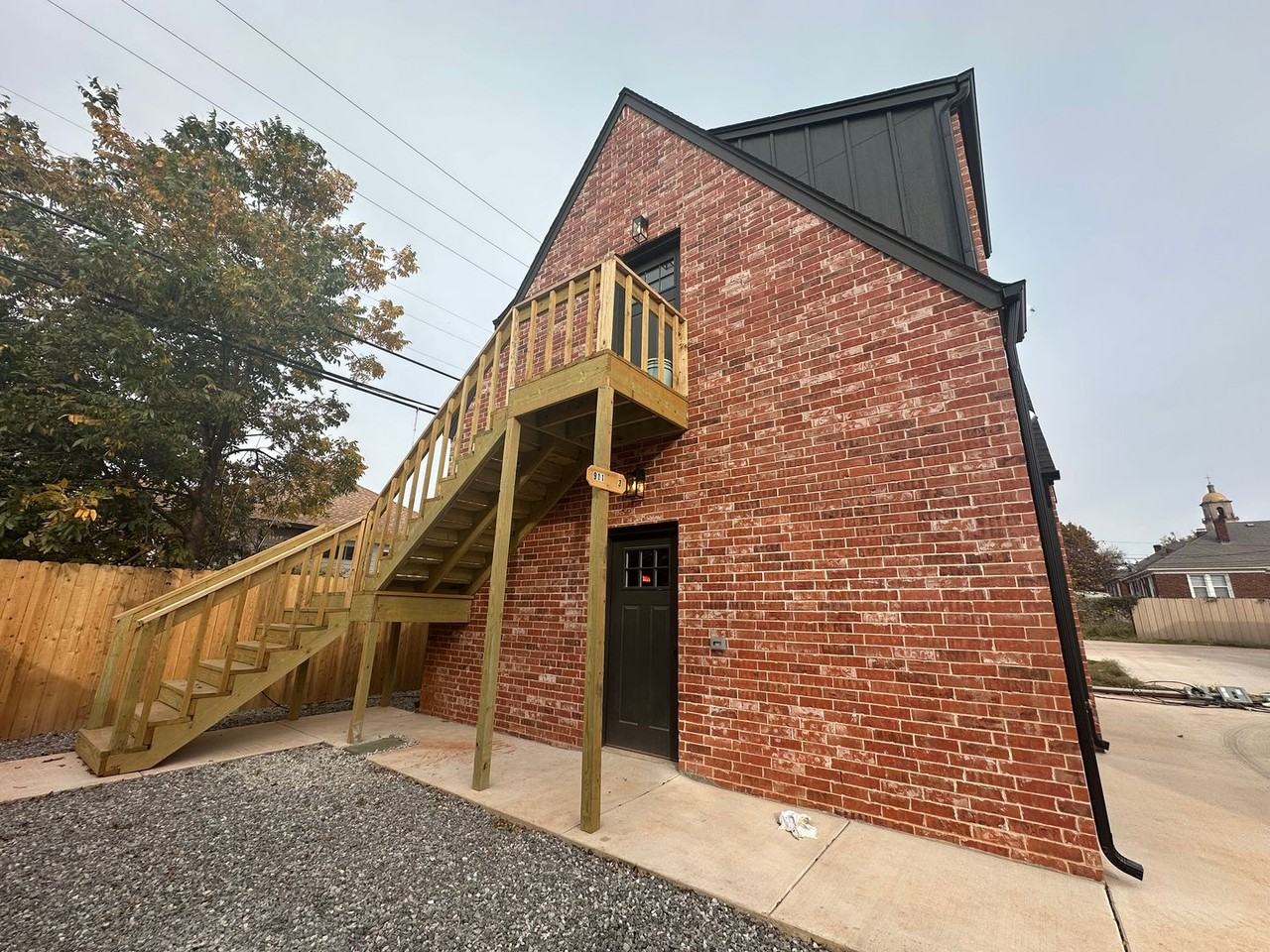 911 Ne 16th St - Photo 3 of 19