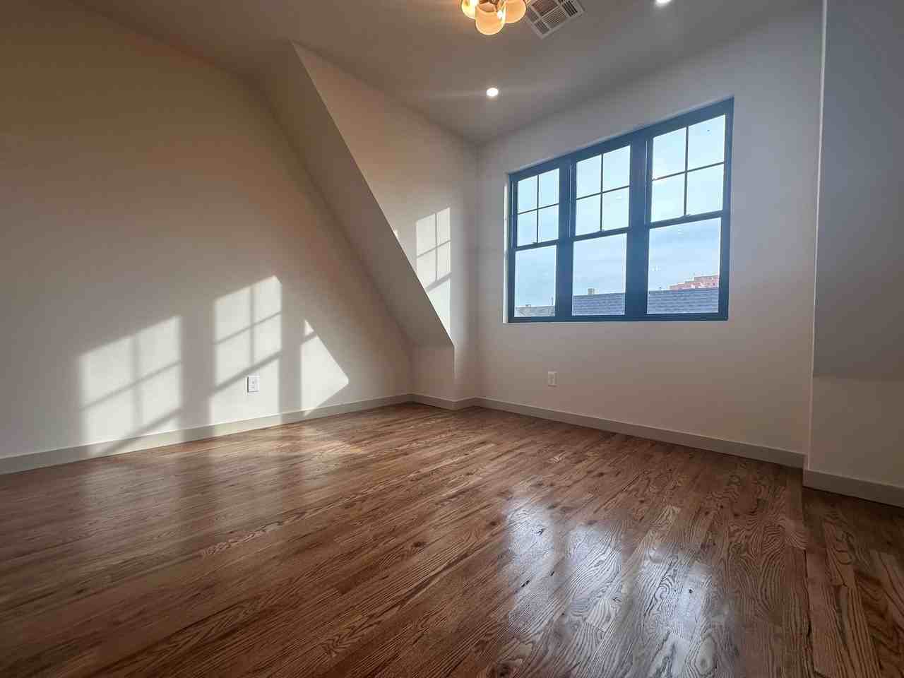 911 Ne 16th St - Photo 5 of 19