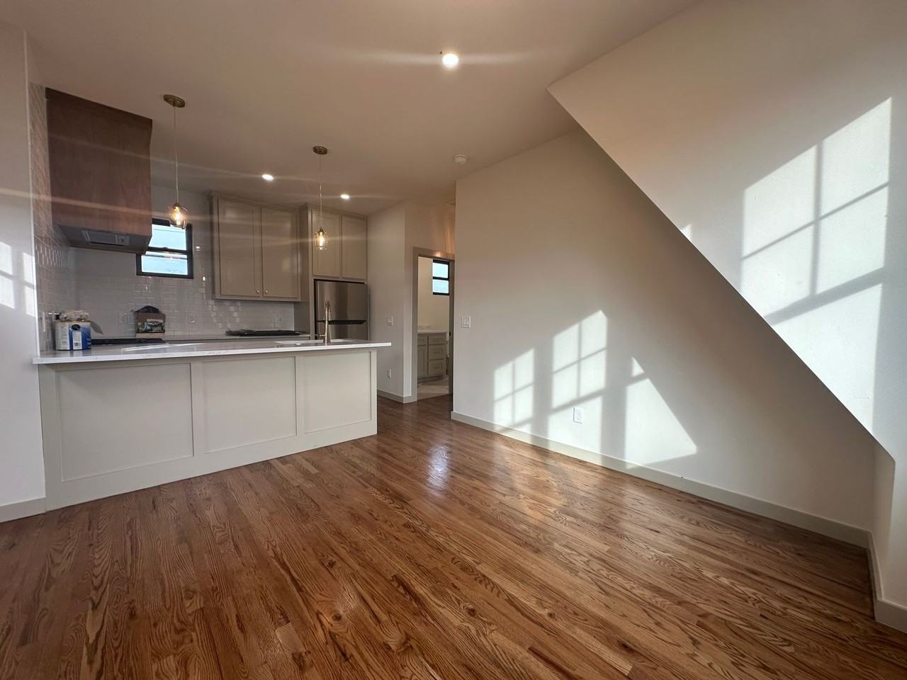 911 Ne 16th St - Photo 6 of 19