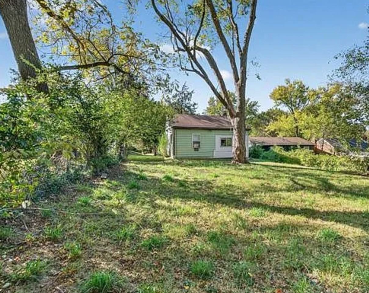 6166 Emerald Avenue - Photo 7 of 42