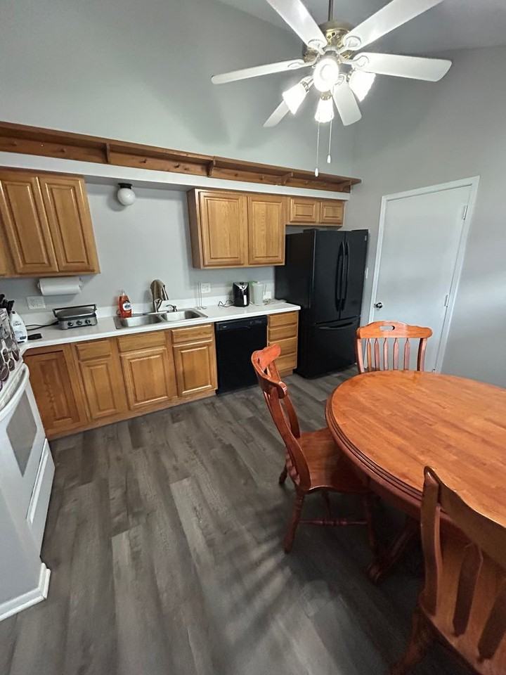 927 Hunter Dr - Photo 2 of 11