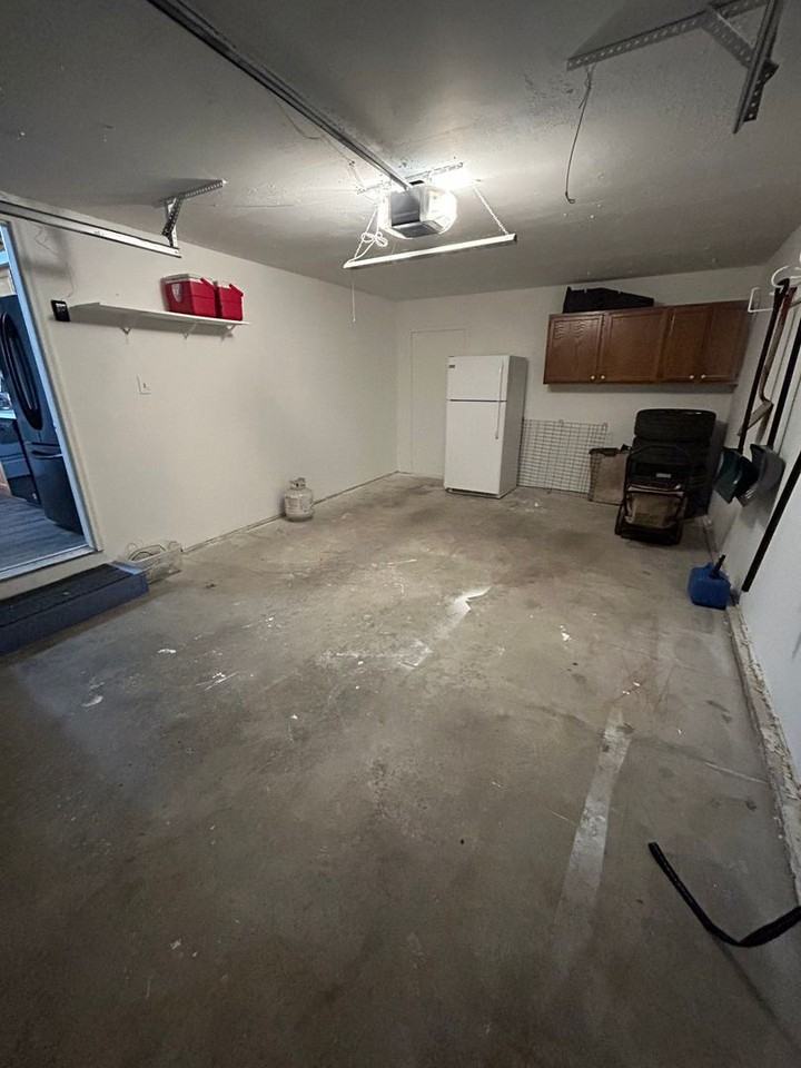 927 Hunter Dr - Photo 3 of 11