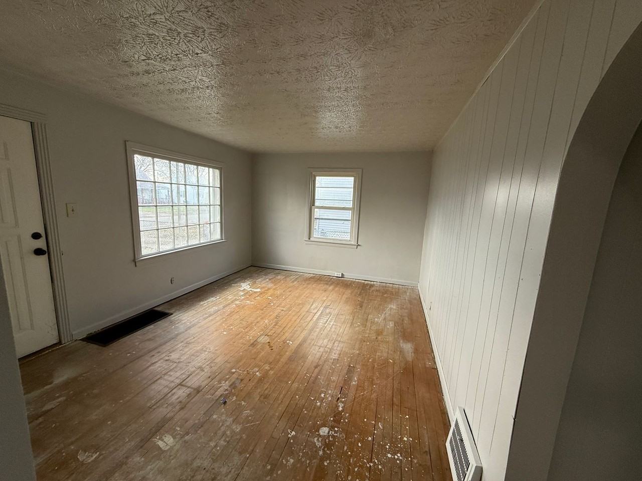 2833 Gilbert Avenue Northeast - Photo 3 of 10
