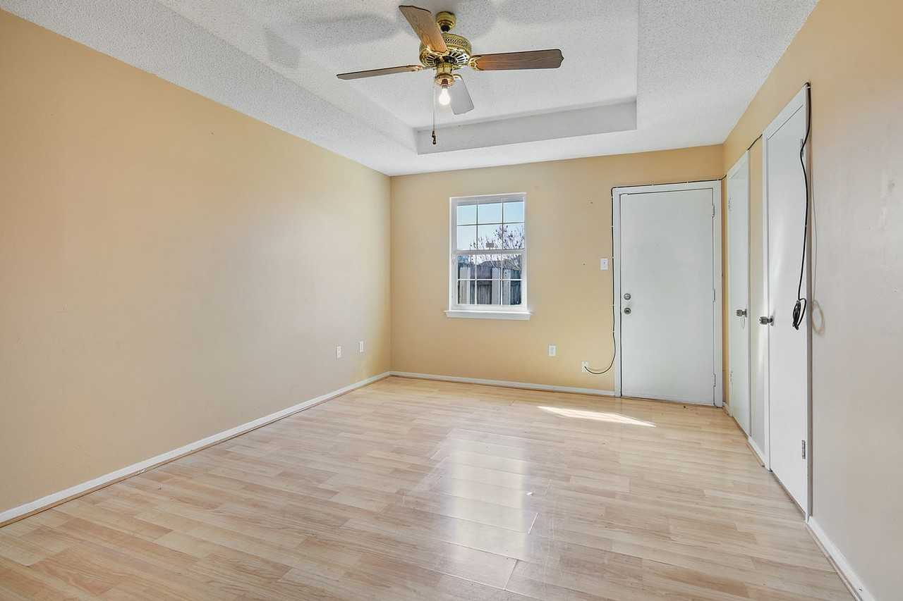 8578 Longwood View Ave - Photo 4 of 10