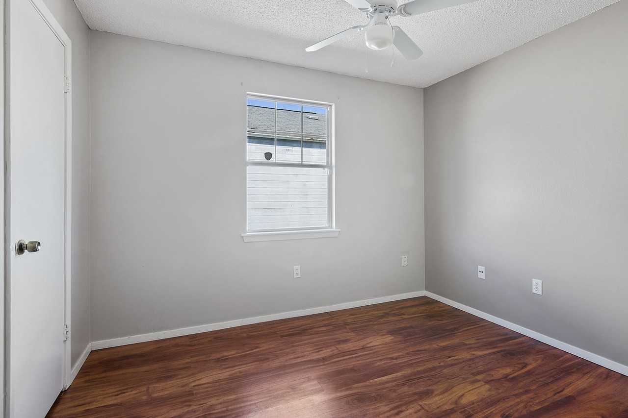 8578 Longwood View Ave - Photo 6 of 10