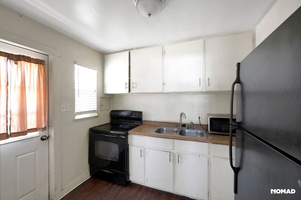 1932 Del Mar Parkway - Photo 3 of 22