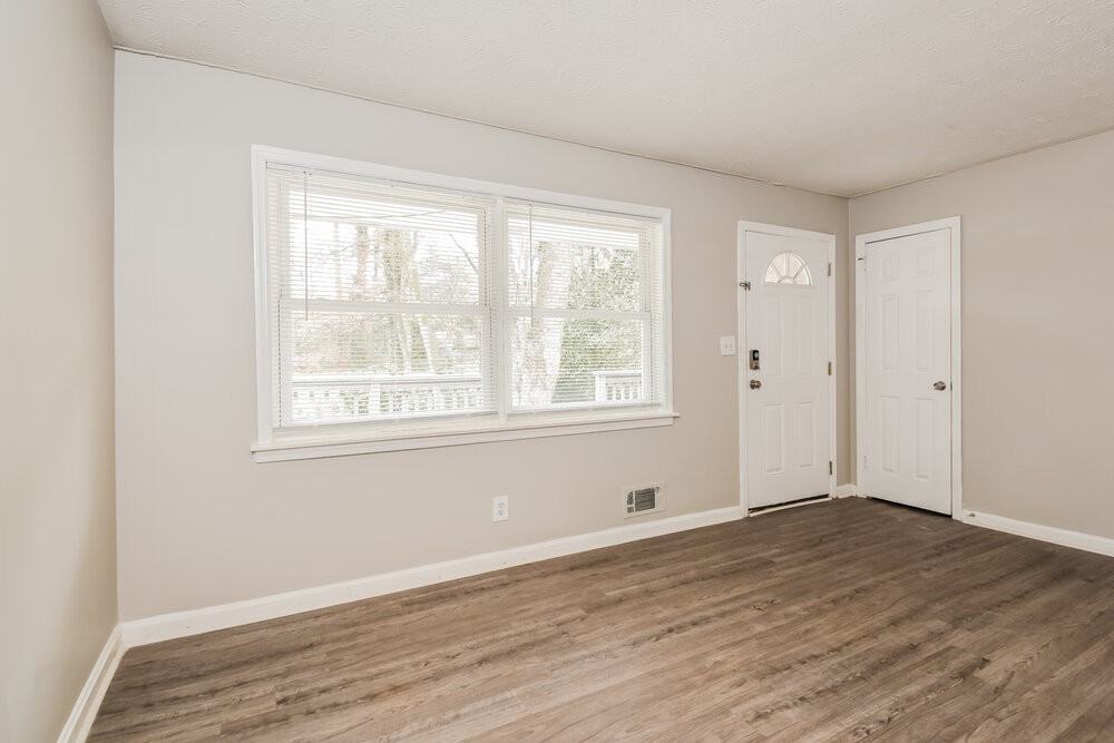 643 Milford Dr Sw - Photo 3 of 16