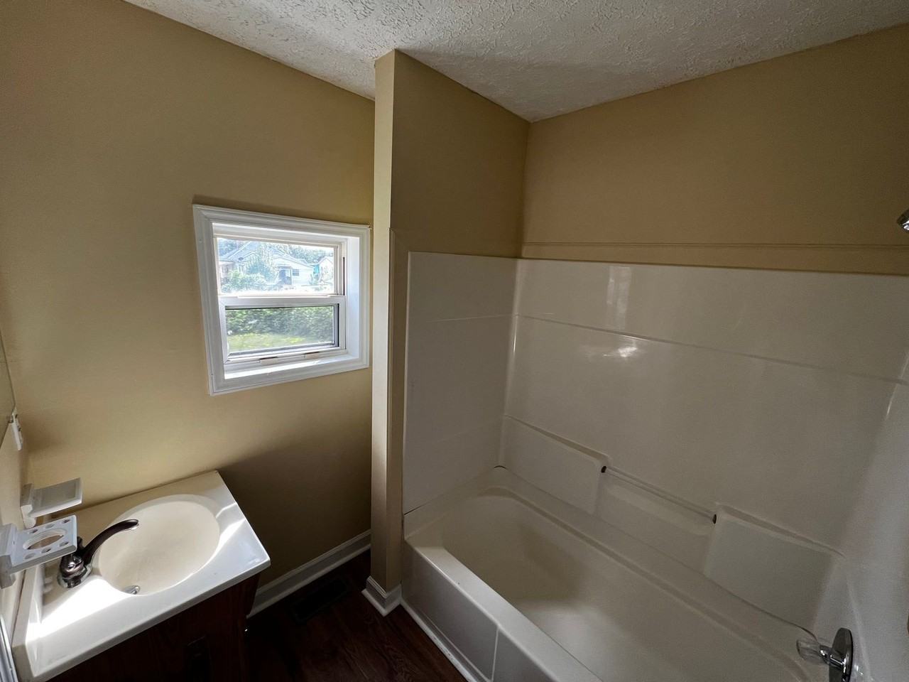 1134 Ne 24th St - Photo 3 of 9