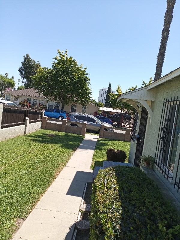 237 S Matthisen Ave - Photo 2 of 10