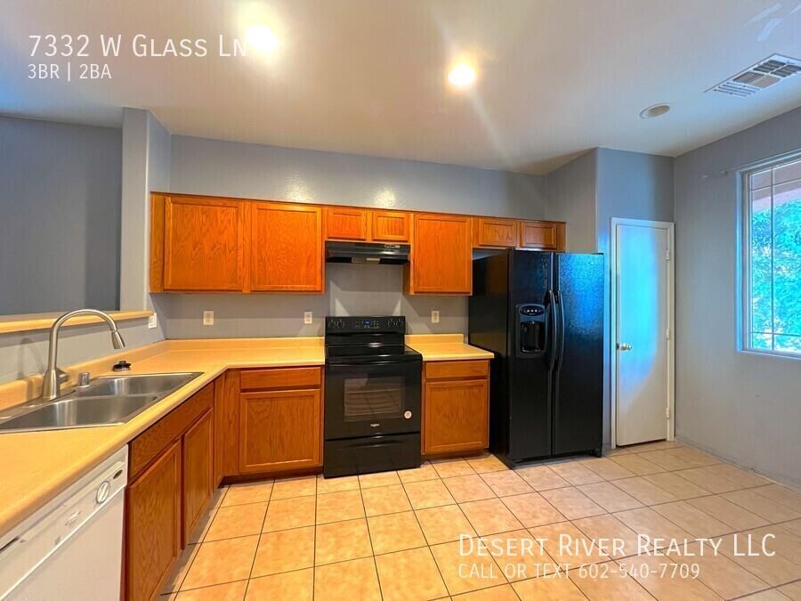 7332 West Glass Lane - Photo 2 of 9