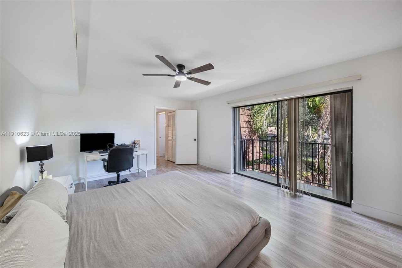 11913 Sw 11th Ct #11913 - Photo 4 of 35