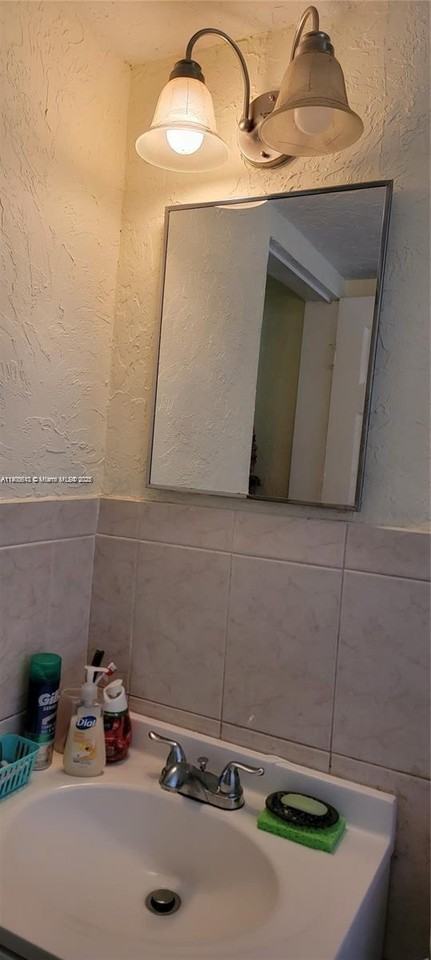 2441 Sw 27th Ave #2441-1 - Photo 6 of 8