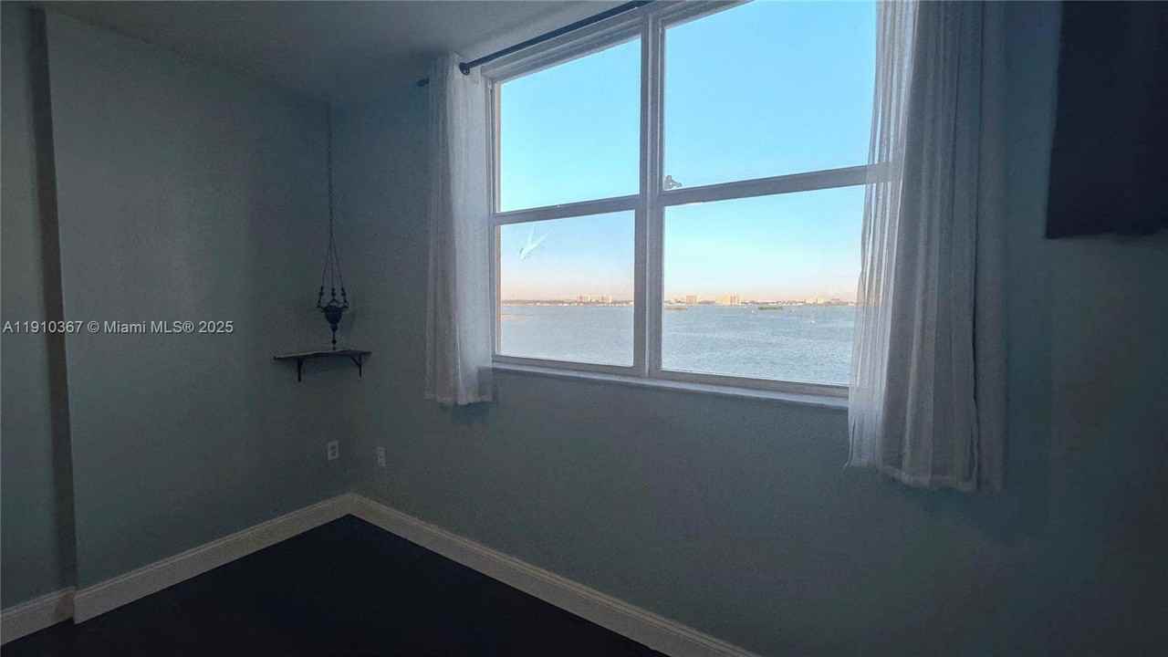 1625 1625 John F Kennedy Causeway #16251103B - Photo 5 of 50