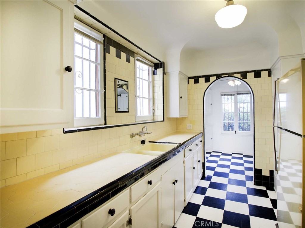 1055 South Crescent Heights Boulevard #1055 - Photo 3 of 27