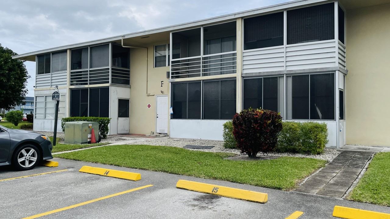 138 Borden Avenue #138 - Photo 5 of 8