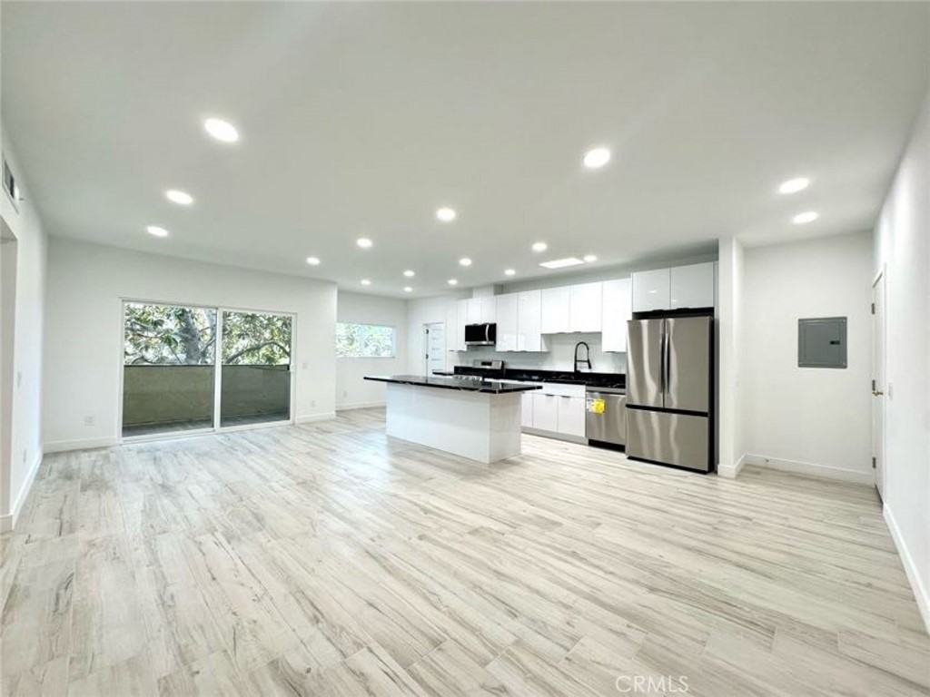 6255 Woodman Ave #6255-201 - Photo 5 of 34