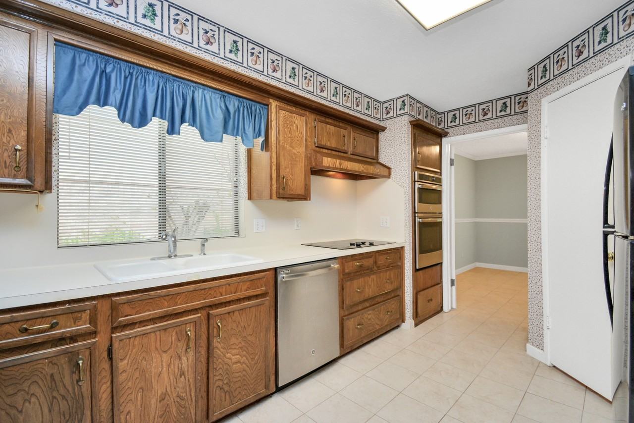 2818 Colonial Dr #2818 - Photo 3 of 29