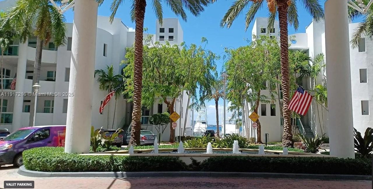 7900 Harbor Island Dr