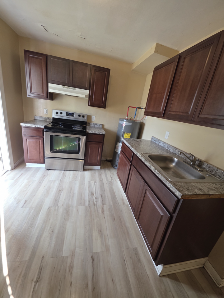 615 South St #B - Photo 7 of 13