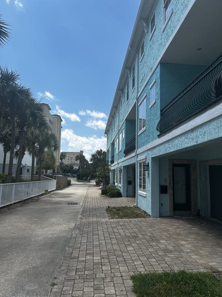 129 11th Ave N #C - Photo 6 of 35