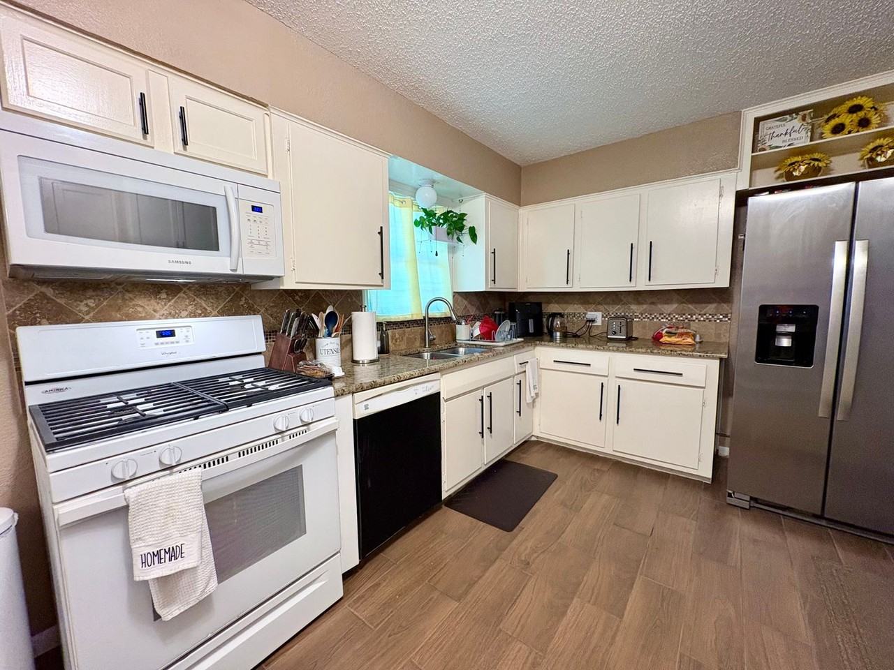 1311 W Lovers Ln - Photo 3 of 9