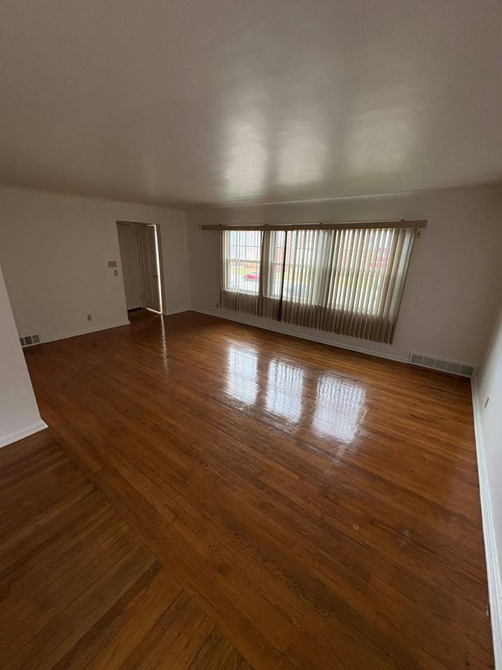 13698 Cedar Rd, Unit Upper - Photo 2 of 9