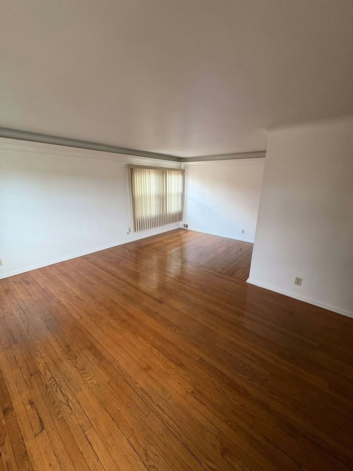 13698 Cedar Rd, Unit Upper - Photo 3 of 9