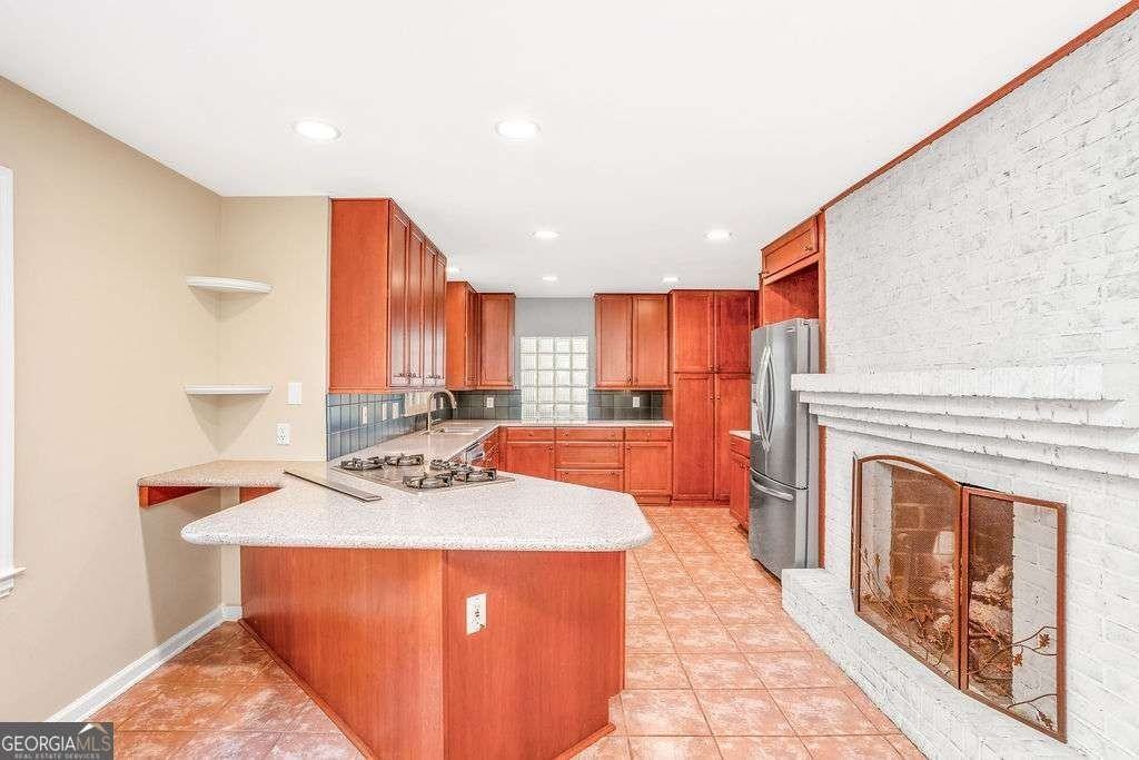 3911 Ivy Road Northeast - Photo 3 of 28