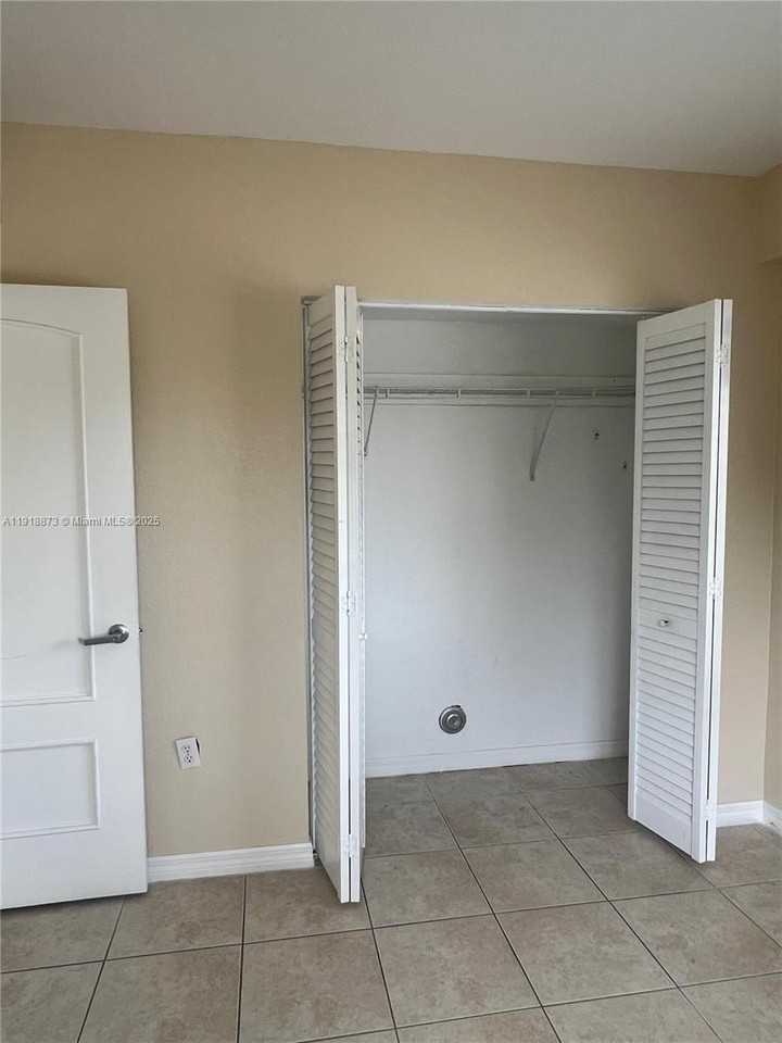 2536 Nw 24th St #2B - Photo 7 of 20