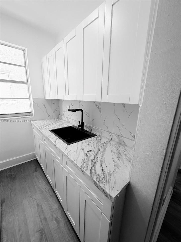 1560 Sw 5th St #10 - Photo 2 of 13