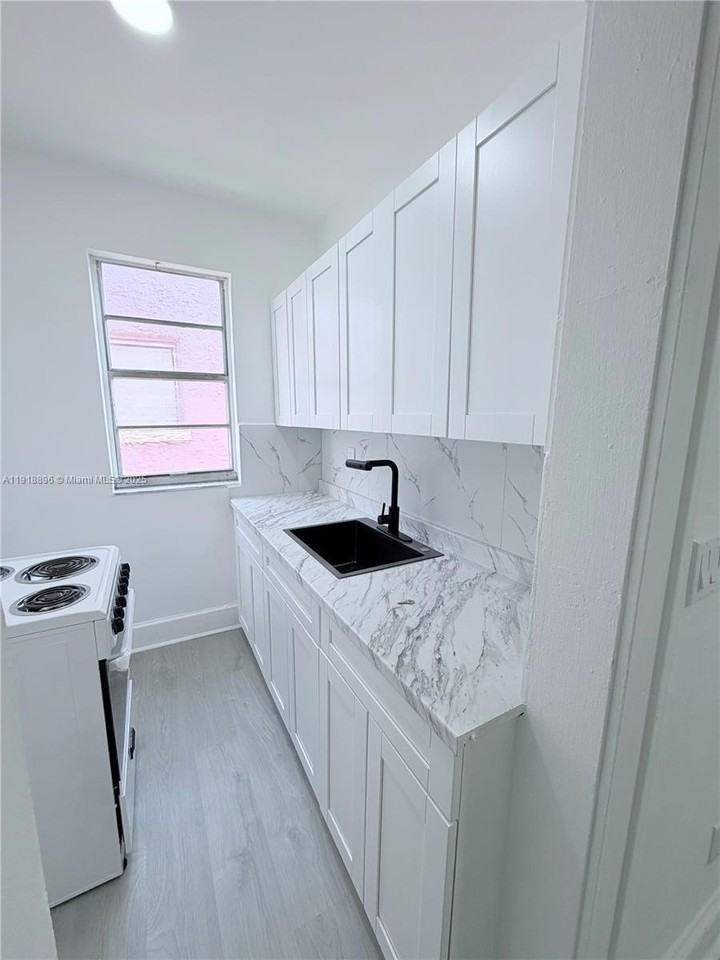 1560 Sw 5th St #10 - Photo 3 of 13