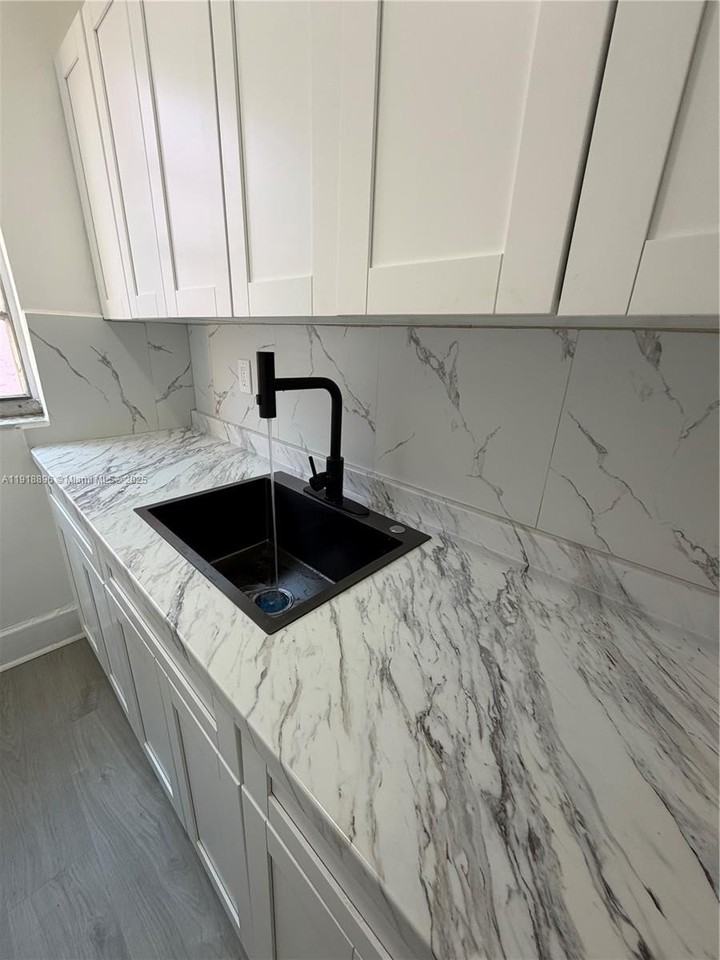 1560 Sw 5th St #10 - Photo 4 of 13