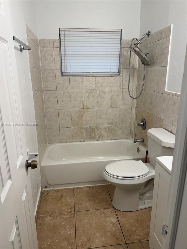 2750 Nw 20th St #1-2 - Photo 5 of 7