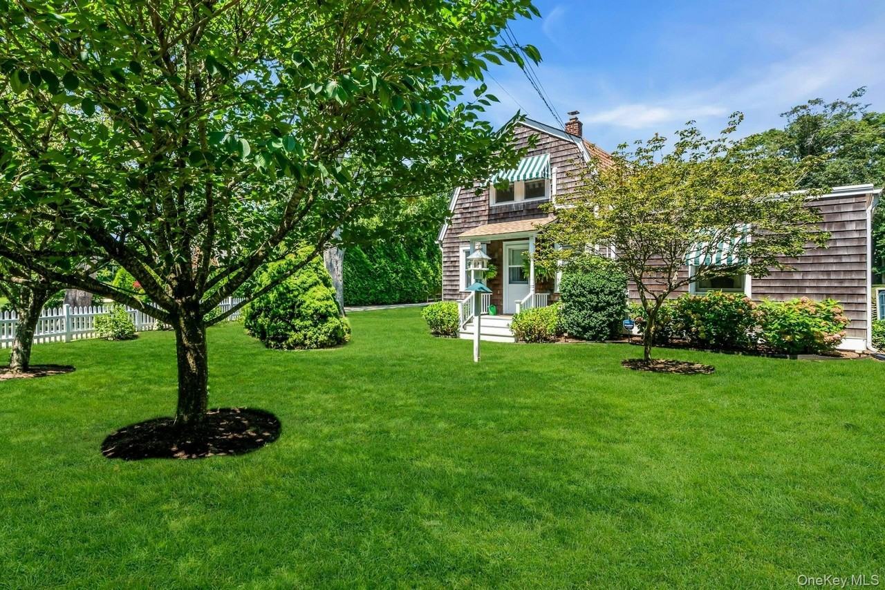 107 Sebonac Rd - Photo 4 of 32