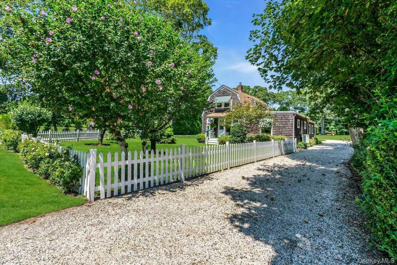 107 Sebonac Rd - Photo 5 of 32