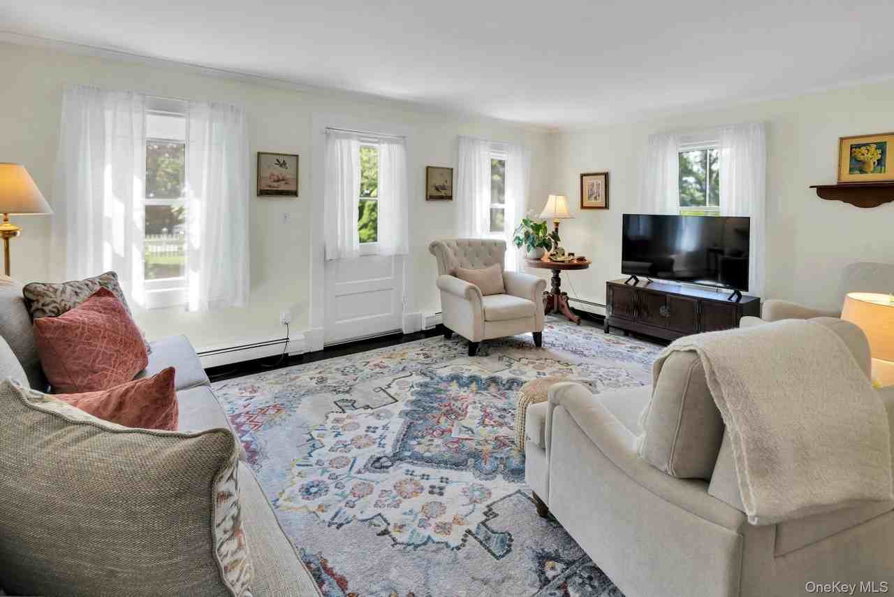 107 Sebonac Rd - Photo 6 of 32