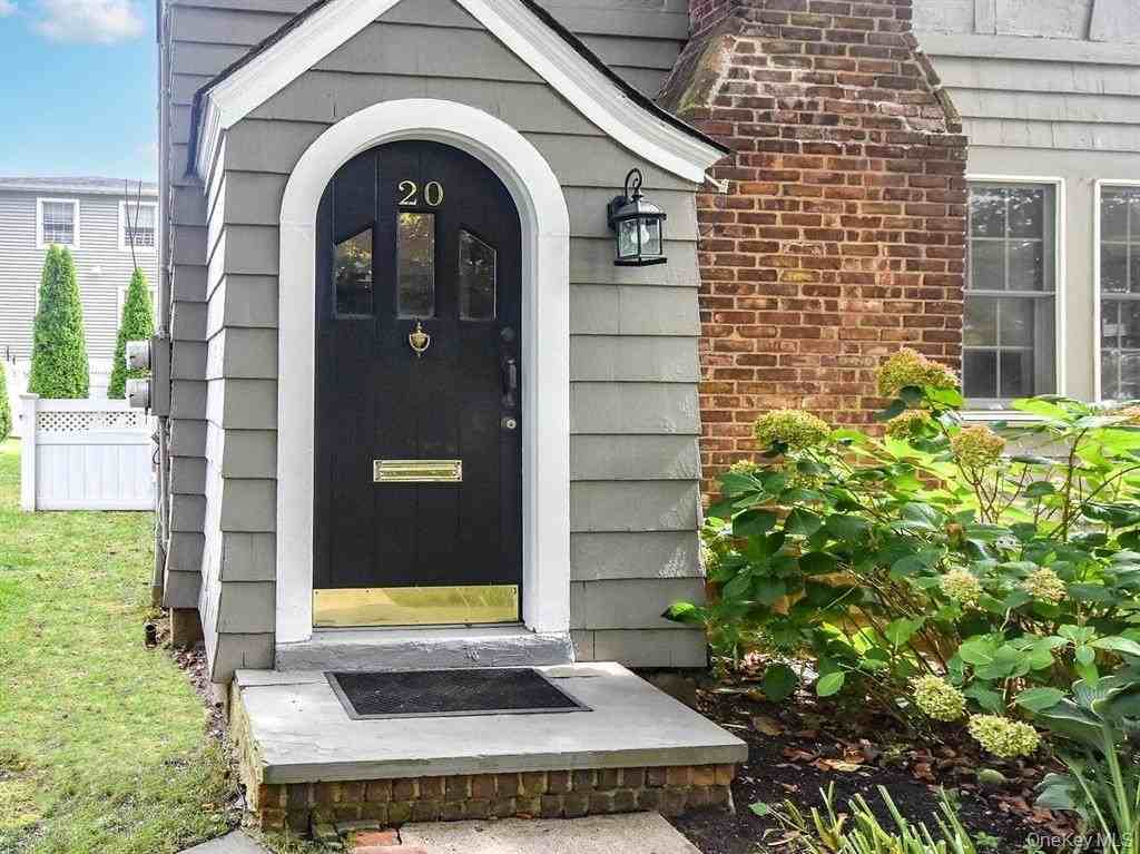 20 Oldwood Road South #1stFL - Photo 2 of 20